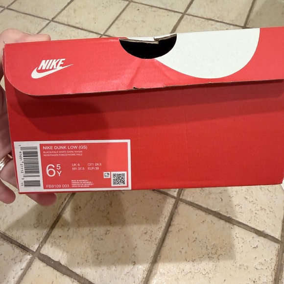 Nike Dunk Low GS Red Sneakers - Picture 1 of 4